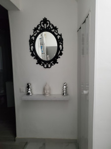 Photo de galerie - Installation miroir et étagère 