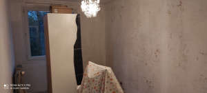 Photo de galerie - Rénovation d'une chambre de 10 m2, papier peint retiré, mur abîmé.