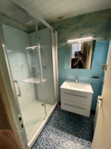 Photo de galerie - Cabine de douche plus lavabo, meuble et miroir