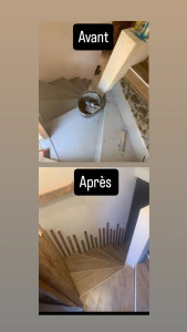 Photo de galerie - Carrelage imitation parquet sur escalier en colimaçon avec nez de marche imitation marbre + décoration en tasseaux bois brûlés sur le mur