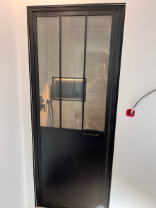 Photo de galerie - Réalisation d’une salle d’eau, pose d’un porte de douche façon verrière.