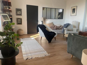 Photo de galerie - Remise en place de mobilier après l’application d’un nouveau sol ! 2/2