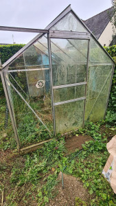 Photo de galerie - Réparation et remise en état (vitre manquante/cassé) d'une serre,
sans nettoyage