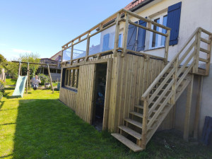 Photo de galerie - Fermeture du dessous de terrasse. montage d'un mur de soubassement avec pose d'un châssis vitré fixe. pose d'un bardage bois. création d'une porte coulissante et d'un escalier. remplacement du garde corps refabriquer sur mesure, sur place.
