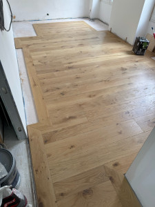 Photo de galerie - Pose de parquet collé avec encadrement pour dressing et tête de lit 