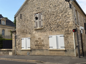 Photo de galerie - Remplacement de deux paires de volets sur-mesure et mise en peinture