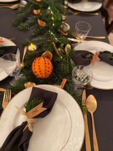 Photo de galerie - Décoration d’évènements. Ici une table de Noël 