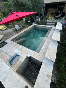 Photo de galerie - Remplissage apres carrelage bali piscine et travertin autour