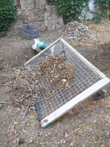 Photo de galerie - Passage des résidus au crible artisanale.