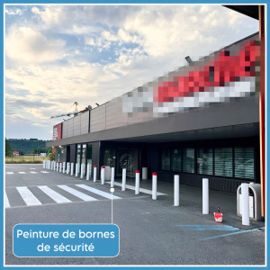 Photo de galerie - Peinture de bornes de sécurité sur parking commercial