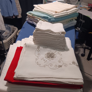 Photo de galerie - Housse de couette, draps plat, drap housse, taie d'oreiller,  nappes et serviettes de table.