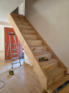 Photo de galerie - Ponçage d'un escalier et fabrication de contre marche 
par la suite mise en peinture des contre marche et vitrifiateur des marches 