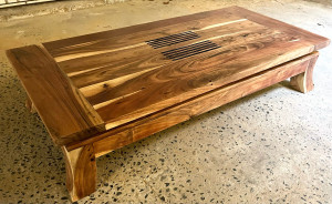 Photo de galerie - Ponçage table basse en bois exotique et application d’un vernis naturel