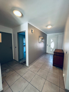 Photo de galerie - Réalisation de peinture mur gris et porte et encadrement gris 