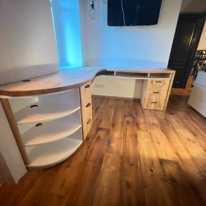 Photo de galerie - Bureau sur mesure en frêne et stratifié Egger premium Matt. Tiroirs assemblés à queues droites, poignées en noyer. Finition huilée. 