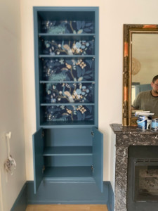 Photo de galerie - Bibliothèque encastré après mise en peinture et application de papier peint