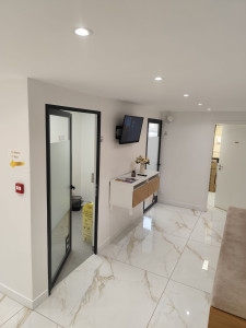 Photo de galerie - Fixation d'un meuble TV et d'un support mural de télévision.