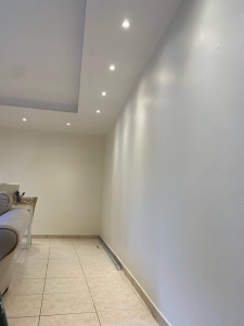 Photo de galerie - Rénovation d’un salon en placo, avec rattrapage des défauts présent et mise en peinture 