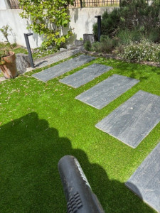 Photo de galerie - Nettoyage de faux gazon