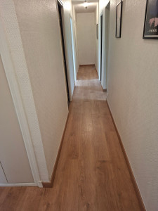 Photo de galerie - Pose parquet dans couloir 