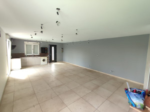 Photo de galerie - Grande pièce à vivre de 50 M2 refait entièrement à neuf avec un L en gris (velours) et le reste des murs et le plafond en blanc (mat)