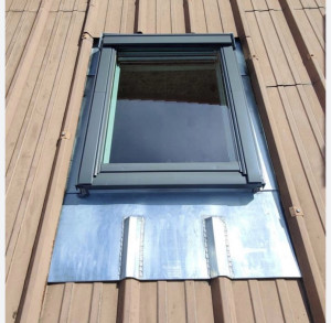 Photo de galerie - C’est réalisation d’un raccord de fenêtre de toit, VELUX, artisanale, zingue, façonnage, soudure