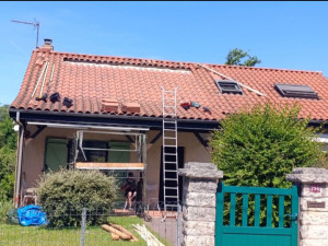 Photo de galerie - Retrait de panneaux photovoltaïques puis réfection couverture.