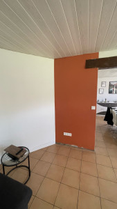 Photo de galerie - Peinture de murs avec finition entre le blanc et la couleur. 
