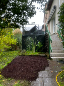 Photo de galerie - Aménagement du jardin : Taillage de haies + Peinture rembarde d'escalier + Mise en place d'un joli terreau