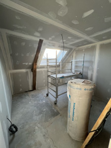 Photo de galerie - Réalisation d’un aménagement de comble en sous rampant et poutre apparente !