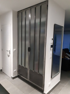 Photo de galerie - Portes de placard en métal brut et verre satiné