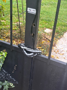 Photo de galerie - Portillon démuni de sa serrure et  son cylindre (1)