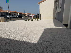 Photo de galerie - Aménagement d un devant de porte d entrée et garage avec plantation et piquet d ardoises 