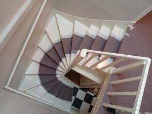 Photo de galerie - Peinture de cage escalier mur marche et autre marche et rampe