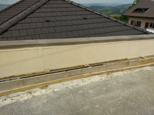 Photo de galerie - Reprise d'arasé, pose de couvertines et enduit à la chaux sur un mur avec mon collègue maçon 