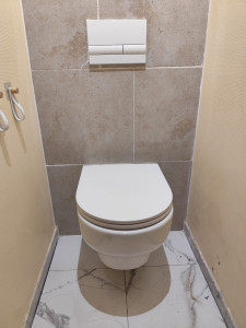 Photo de galerie - Installation bâti support cuvette suspendue + habillage en faïence 