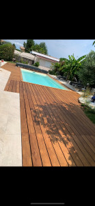 Photo de galerie - Terrasse en bois remise à neuf autour d’une piscine. décapé, dégrisé, poncé, et deux couches de saturateurs 