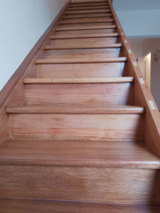 Photo de galerie - Escaliers en chêne vitrification  terminée 