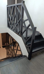 Photo de galerie - Réalisation de rampe d'escalier en bois sur mesure.