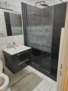 Photo de galerie - Nettoyage sdb lors d'intervention sur appartement en Location Courte durée. 