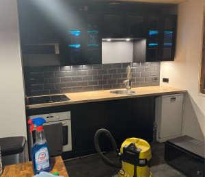 Photo de galerie - Montage meubles cuisine + pose carrelage mural + alimentation électrique et arrivée d’eau