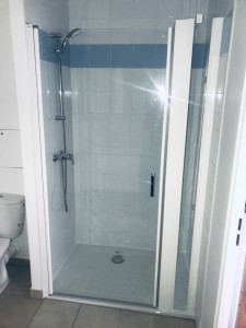 Photo de galerie - Remplacement baignoire par bac a douche + pose cabine de douche
