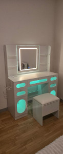 Photo de galerie - Coiffeuse 5 tiroirs 2 placards, led multicolores, prises et ports usb intégrés, siège avec coffre
