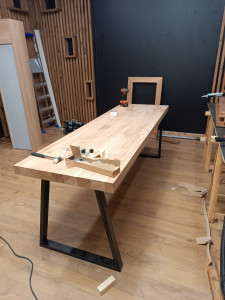 Photo de galerie - Création de mobilier en bois massif et décor mural claustra