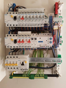 Photo de galerie - Tableau électrique domestique en phase finale aux normes NFC 15-100 fait par moi même pour un client 