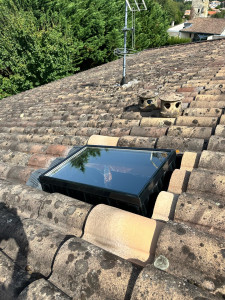 Photo de galerie - Pose d’un velux d’accès en toiture neuf + reprise charpente et entourage du velux 