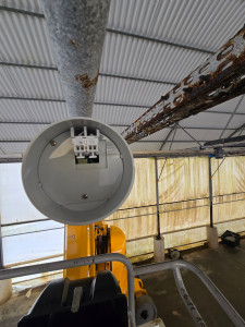 Photo de galerie - Pose de 40 néons LED a la nacelle dans une entreprise d'aquaculture.