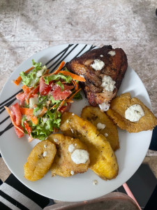 Photo de galerie - Bannane Pesé  - Salades - Poulet frit