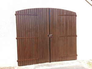 Photo de galerie - Lasure sur les portes de la grange