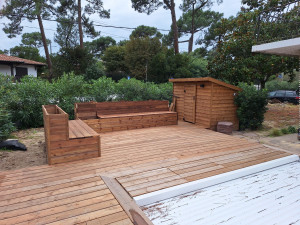 Photo de galerie - Construction d'un cabanon pour la
 piscine et des bancs avec coffres.